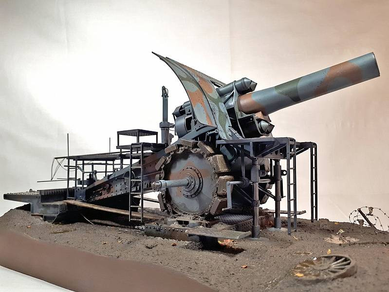 Khi triển khai khẩu cối khổng lồ này, cần một ngày để đào một cái hố lớn, mất một tuần nữa để làm cứng bê tông, có tác dụng đối phó với độ giật khi bắn của cối. Ngoài ra phải sử dụng cần trục có sức nâng 25 tấn. Bản thân bệ bê tông nặng tới 45 tấn và phải sử dụng 105 tấn bê tông khác để cân cối trong tư thế chiến đấu.