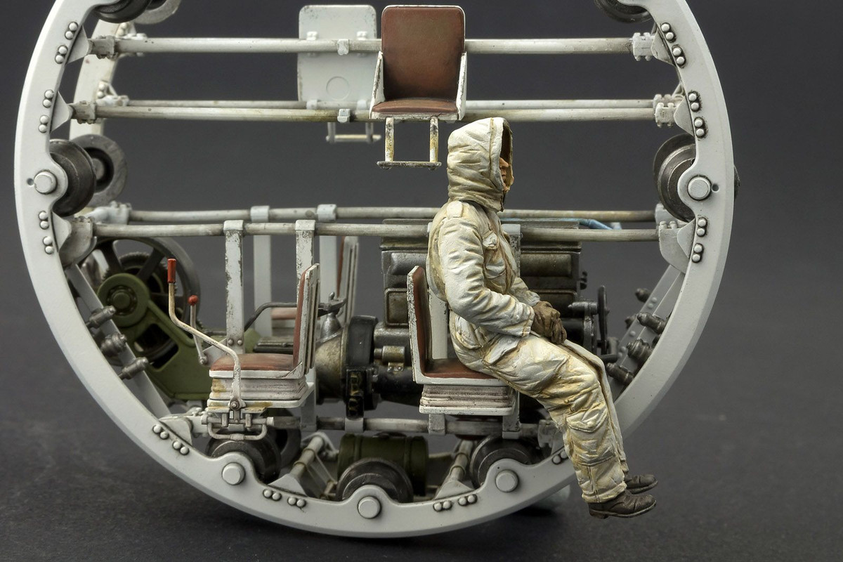 Trọng tải của xe tăng hình tròn này chỉ khoảng 20 tấn, nên dễ bị lật khi chuyển hướng. Ngoài ra, do thiết kế hình cầu nên không gian trong xe nhỏ hẹp, kíp lái gần như không thể “động đậy”, điều này ảnh hưởng không nhỏ đến hiệu quả chiến đấu của xe tăng. Đồng thời, kíp lái còn phả chịu toàn bộ khí độc do động cơ thải ra. 