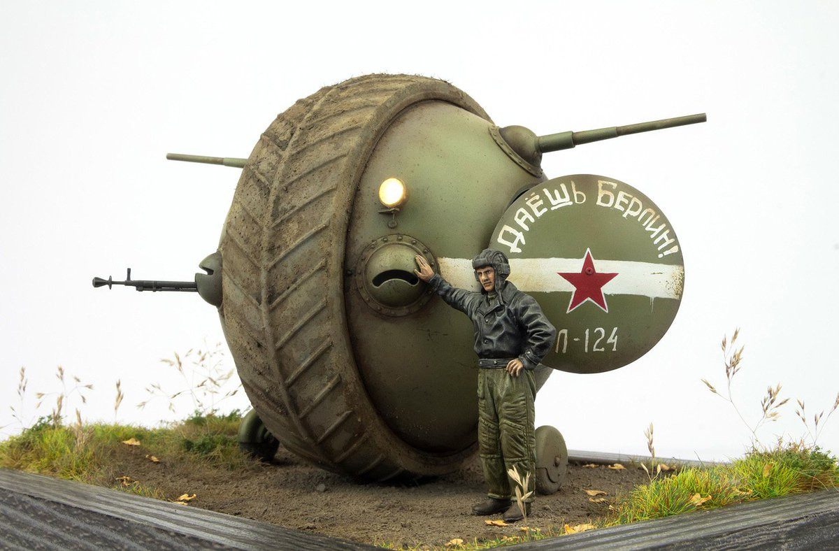 Xe tăng Pz IV của Đức được bố trí ở bìa rừng, bắn vào các xe tăng hình cầu, nhưng đạn pháo không thể xuyên thủng tấm giáp cong. chiếc SHT-2T quay nòng về phía địch, xe tăng Đức chỉ còn biết vội vàng rút lui vào rừng. Ngay cả súng máy của Đức liên tục bắn vào xe tăng hình cầu, nhưng tất cả các đạn đều bị bật ra. 