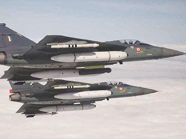 Tuy nhiên, phải mất ít nhất 10 năm nữa, để hoàn thành việc chuyển giao số máy bay chiến đấu Tejas MK1A theo yêu cầu của IAF. Và do số lượng máy bay chiến đấu của IAF ngày càng giảm, khiến Chính phủ Ấn Độ khó có thể loại biên hết các máy bay chiến đấu cũ, được chế tạo từ thời Liên Xô.