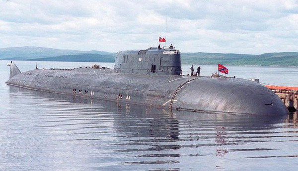 Các tàu ngầm đề án 949A lớp Oscar-II được kéo dài thân tàu thêm 10m so với lớp tàu tiền nhiệm nhằm làm cho hệ thống động lực khi hoạt động sẽ gây ra ít tiếng ồn hơn, ngoài ra hệ thống điện tử của tàu cũng được nâng cấp và các bánh lái của tàu được kéo dài nhằm cải thiện khả năng cơ động khi ở dưới nước.