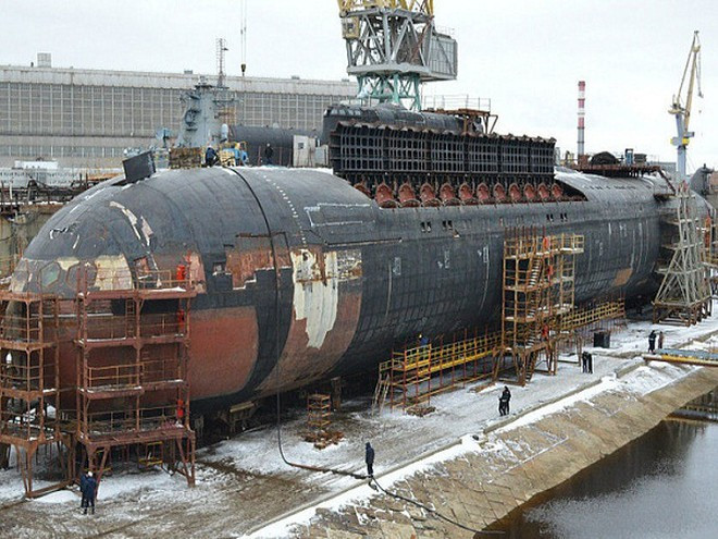 3 chiếc tàu ngầm khác chỉ mới hoàn thành được ở mức độ là 50%. Một trong số các tàu ngầm này đang được hoán cải đề chở thành phương tiện mang siêu ngư lôi hạt nhân 2M39 Poisedon và tàu ngầm do thám, trong khi 2 chiếc khác bị loại biên và tháo dỡ vào năm 2012.