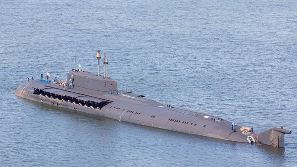 Vào năm 2017, tàu ngầm K-226 Orel đã được tiến hành đại tu nâng cấp hiện đại hóa. Theo đó con tàu đã được trang bị hệ thống tên lửa mới. Các tên lửa chống hạm P-700 Granit được thay thế bằng các tên lửa chống hạm thế hệ mới P-800 Oniks.