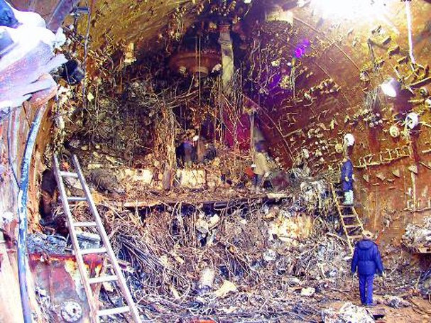 Tai nạn này đã làm cho con tàu chìm xuống dưới dáy biển Barent ở độ sâu 108m, cách bờ biển Severomosk khoảng 135km, khiến toàn bộ 118 thủy thủ tàu ngầm hy sinh. Mọi nỗ lực cứu hộ đều không mang lại kết quả, mãi sau này người Nga mới trục vớt được một phần tàu ngầm Kursk.