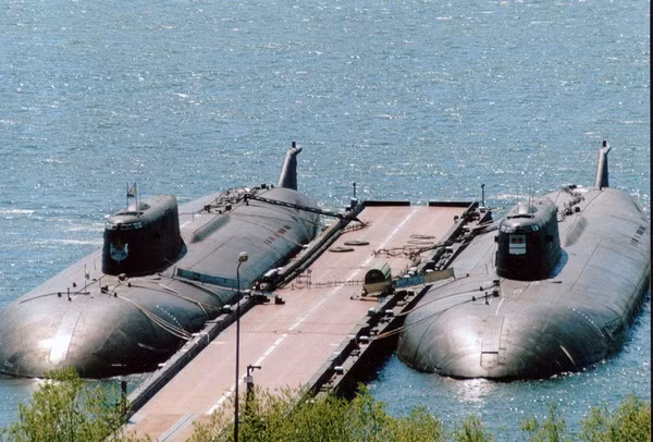 Các tàu ngầm hạt nhân tấn công này được thiết kế nhằm chống lại các mối đe dọa từ các cụm tác chiến tàu sân bay của Hải quân Mỹ. Liên Xô và Nga đã hoàn thành được 11 trên tổng số 19 tàu ngầm theo kế hoạch tại nhà máy đóng tàu Sevmash ở Severodvinsk.