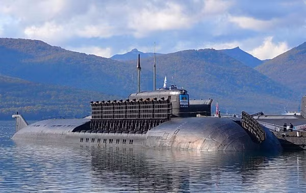 Tính đến năm 2018, có 6 chiếc thuộc lớp tàu ngầm này đang hoạt động trong biên chế Hải quân Nga gồm K-119 Voronezh, K-410 Smolensk, K-456 Tver, K-226 Orel, K-186 Omsk và K-526 Tomsk. Trong tương lai, lớp tàu này sẽ được thay thế bằng lớp tàu ngầm hạt nhân tấn công Yasen tối tân hơn.