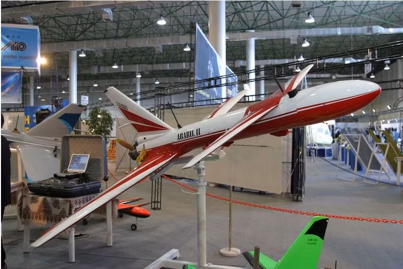 Hiện loại UAV có hình dáng tương tự Ababil-T, cũng được nhóm Hezbollad sử dụng trong cuộc chiến năm 2006 với Israel tại Lebanon. Không chỉ tấn công trên không, lực lượng Houthi còn sử dụng các thuyền cao tốc không người lái được điều khiển từ trên bờ, tấn công các tàu chiến của liên quân do Arab Saudi dẫn đầu.