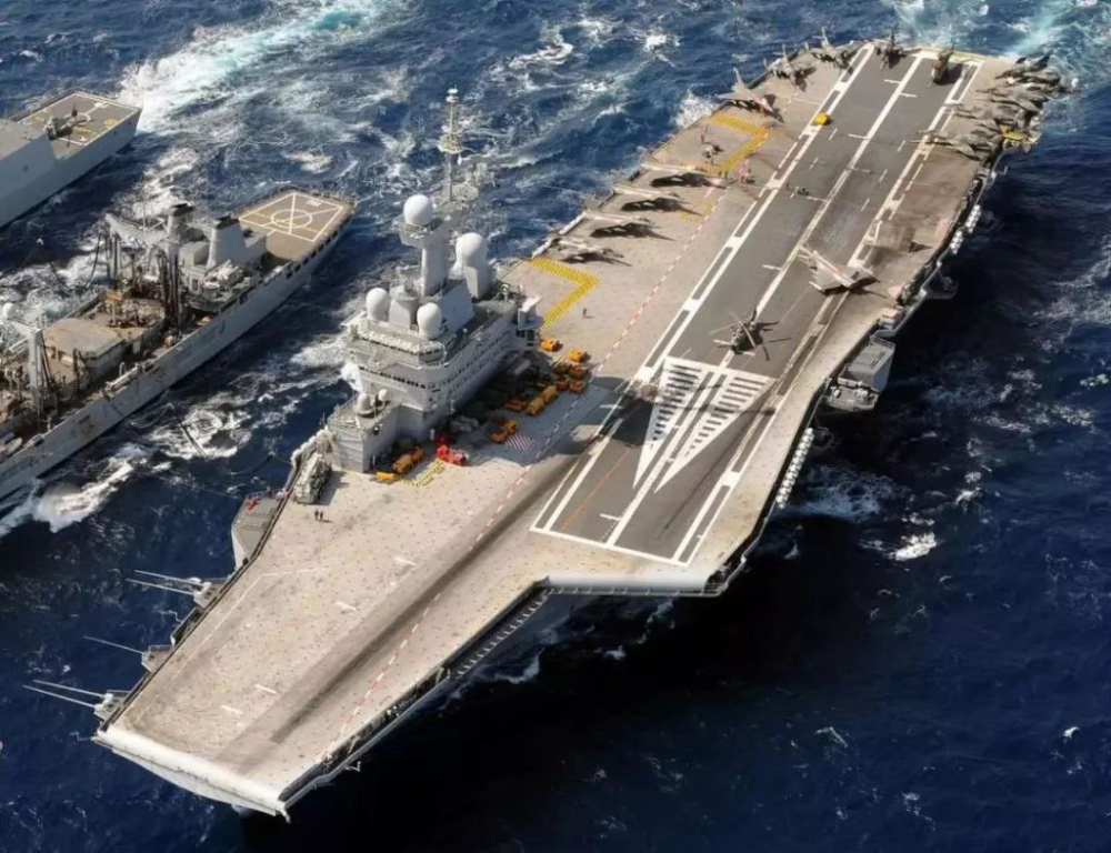 Mặc dù động cơ K15 vẫn hoạt động tốt, nhưng với kích thước khổng lồ của con tàu và việc thiếu sức mạnh từ các động cơ, đã biến Charles de Gaulle thành tàu sân bay chậm nhất thế giới, với tốc độ tối đa chỉ 27 hải lý/giờ.