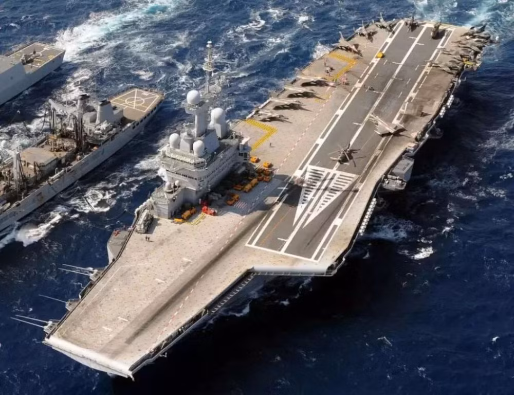 Mặc dù động cơ K15 vẫn hoạt động tốt, nhưng với kích thước khổng lồ của con tàu và việc thiếu sức mạnh từ các động cơ, đã biến Charles de Gaulle thành tàu sân bay chậm nhất thế giới, với tốc độ tối đa chỉ 27 hải lý/giờ.