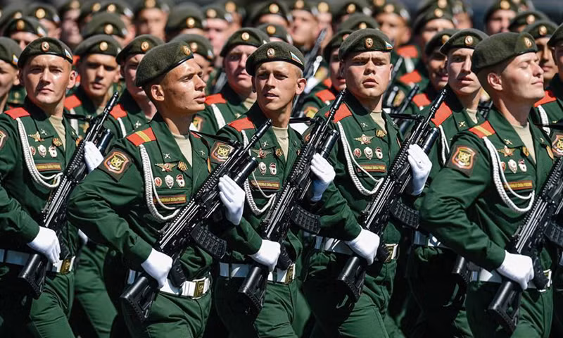 Điều bất ngờ nữa là Nga, một quốc gia có tiềm lực quân sự mạnh, nhưng không lọt top 10 quốc gia có chi phí quốc phòng lớn nhất. Trong những năm vừa qua, do giá dầu lao dốc, bị phương Tây cấm vận, nền kinh tế Nga thực sự lâm vào khủng hoảng, nên nhiều chương trình vũ khí mới của nước này đã bị chậm tiến độ. Nguồn ảnh: Pinterest.