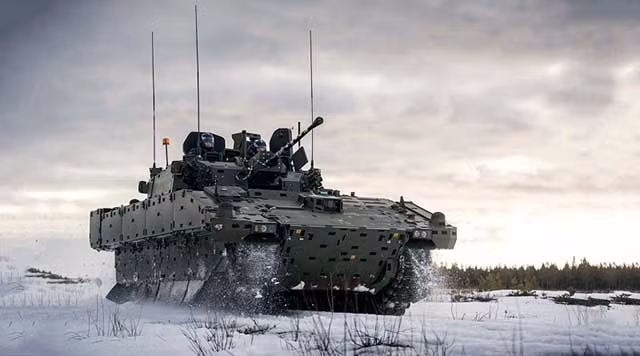 Đứng thứ 5 trong top 10 là Vương quốc Anh, với số ngân sách là 56,04 tỷ USD. Nợ nước ngoài của Anh là 8.126 nghìn tỷ USD. Dân số của đất nước là gần 66 triệu người, trong đó tổng số quân nhân là 275.000 người (0,4%). Trong số này, 195.000 là quân nhân tại ngũ và 80.000 là quân nhân dự bị. Hệ số sức mạnh hàng năm là 0,1997.