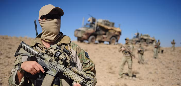 Trong top 10 nước chi tiêu quốc phòng nhiều nhất năm 2021, Australia đứng thứ 10 với ngân sách là 42,7 tỷ USD. Hiện nay nợ nước ngoài của Australia là 1,7 nghìn tỷ USD. Dân số của đất nước là 25,5 triệu người.