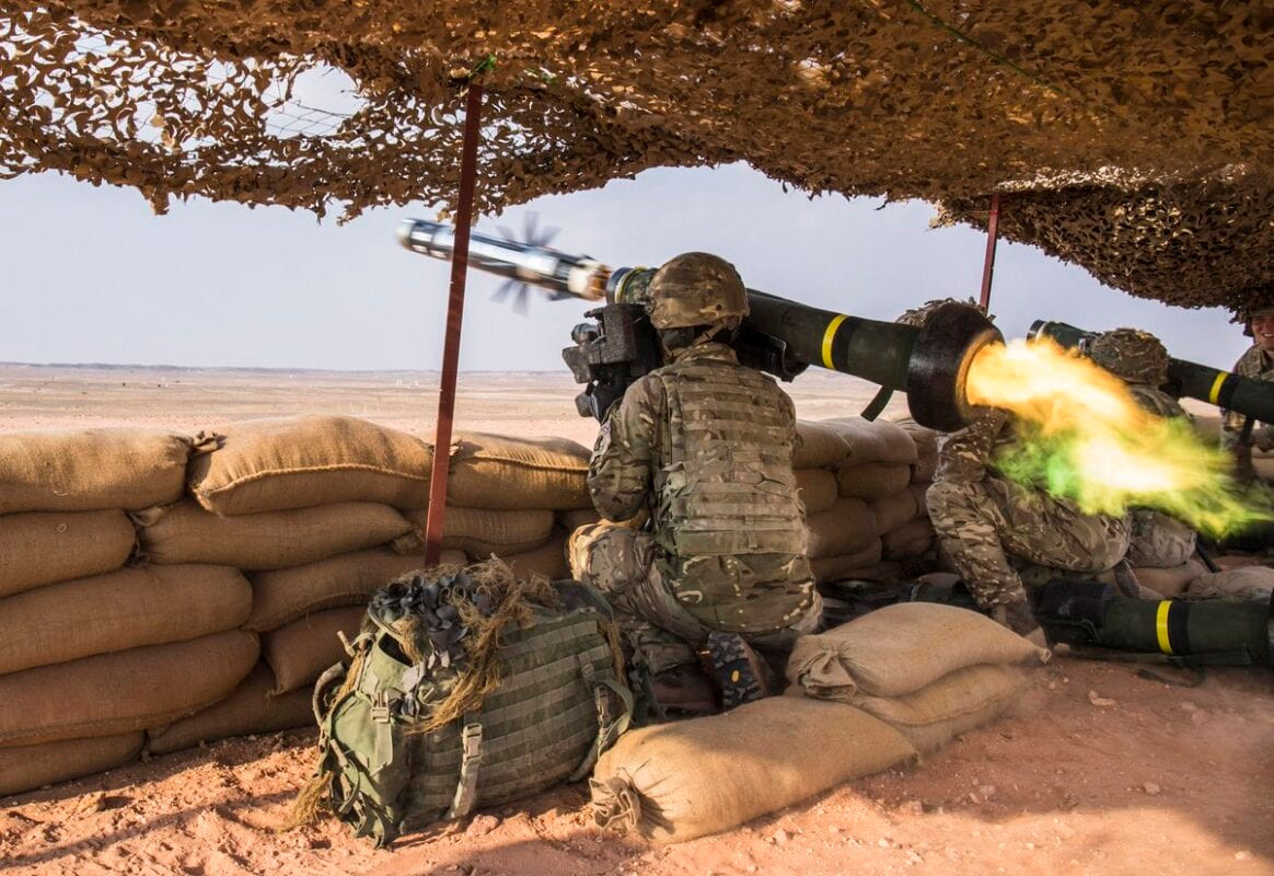 Điểm độc đáo của tên lửa Javelins ngoài tính năng “bắn và quên”, đó là khả năng tiến công “đột nóc” các phương tiện cơ giới. Do nóc các loại xe tăng, xe bọc thép thường được bảo vệ mỏng hơn ở thành xe, nên Javelins dễ dàng tiêu diệt mục tiêu.