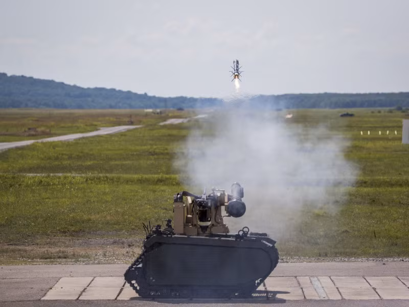 Ngoài ra tên lửa Javelin cũng có thể được phóng từ một phương tiện không người lái trên mặt đất, đã được sử dụng ở chiến trường Afghanistan và Iraq hơn 5.000 lần và dự kiến sẽ phục vụ đến khoảng năm 2050.