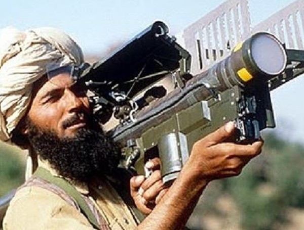 Bài học tên lửa phòng không vác vai Stinger, mà Mỹ viện trợ cho lực lượng Mujahideen vào thập niên 1980, để chống Liên Xô vẫn còn nguyên giá trị lịch sử; khi sau này, các lực lượng Taliban sử dụng chính loại tên lửa do Mỹ viện trợ, để chống lại Quân đội Mỹ. Nguồn ảnh: Flickr.