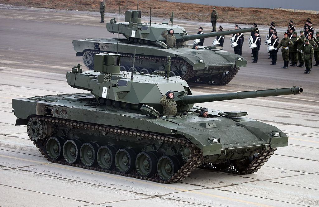 Một lợi thế khác của T-14 Armata là được trang bị bộ nạp đạn tự động, giúp kíp lái của xe chỉ cần 3 người. Trong khi xe tăng M1A2 Abrams không được trang bị hệ thống như vậy và kíp lái của xe tăng Mỹ phải cần tới 4 người.