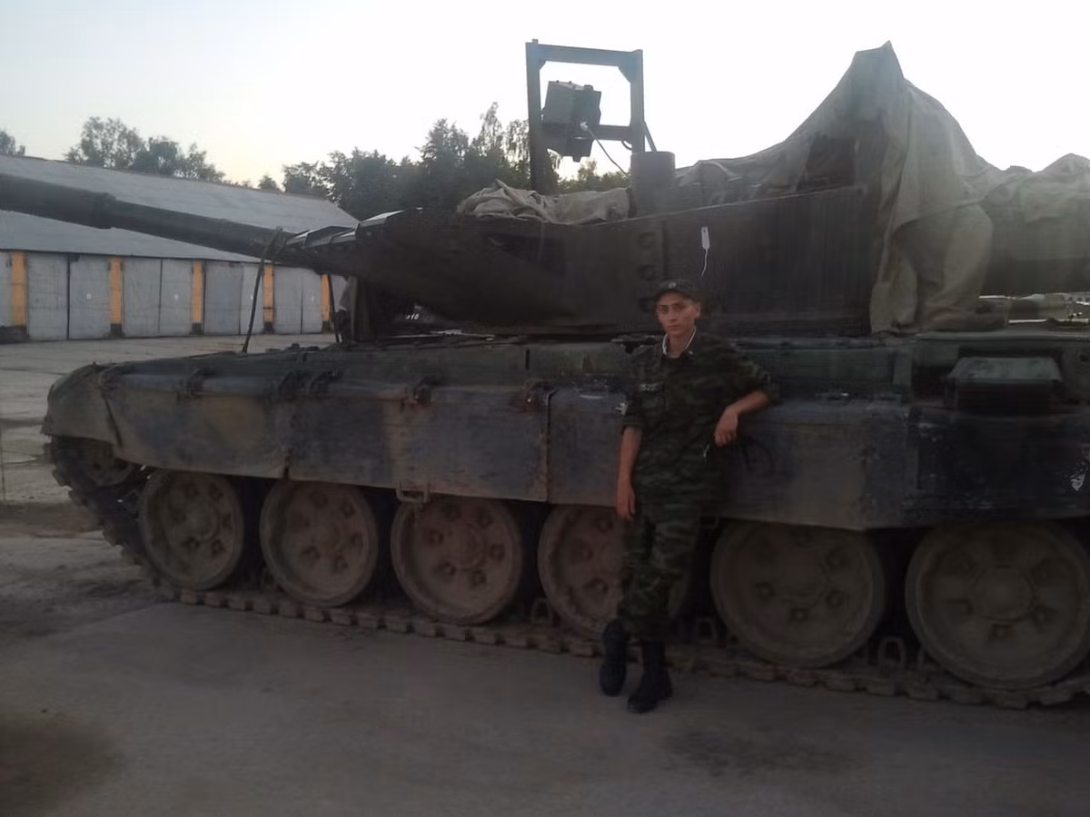 Một hình ảnh kèm theo được đăng tải trên mạng xã hội cho thấy khung gầm của xe tăng chủ lực T-80BVM, nhưng lại được trang bị một tháp pháo lớn không giống như các thiết kế của Liên Xô và Nga trước đây.