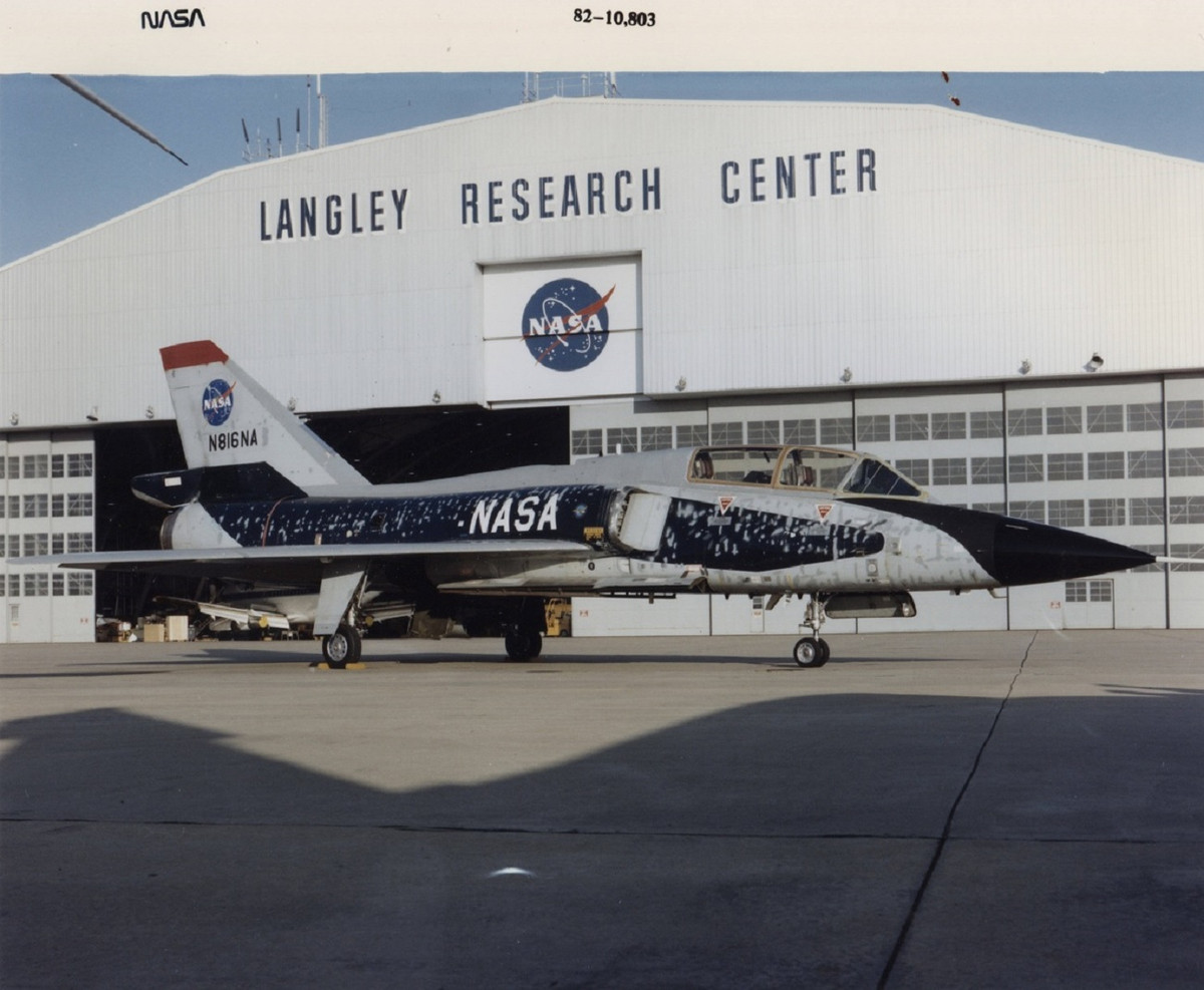 Chiếc máy bay F-106B 57-2516, được NASA đánh số là N816NA, đã vượt qua 1.496 cơn giông bão trong 6 năm và bị sét đánh 714 lần. Lần kỷ lục nhất là trong một chuyến bay năm 1984, nó bị sét đánh 72 lần chỉ trong 45 phút.