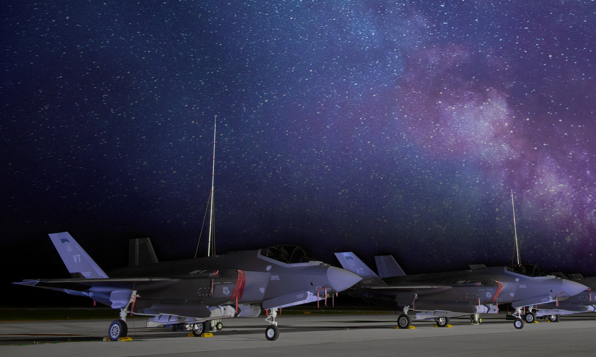 Quân đội Mỹ cũng trực tiếp thừa nhận rằng, lớp vỏ của F-35 và F-22 không có khả năng chống sét thụ động như các loại máy bay khác. Vì lý do này, F-35 và F-22 không chỉ tránh xa sấm sét trong quá trình huấn luyện, mà còn phải có các biện pháp bảo vệ đặc biệt khi máy bay đậu ở sân bay. Nguồn: Forces.