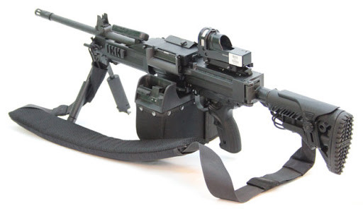 Còn đối với mẫu súng máy hạng nhẹ (LMG), Quân đội Ấn Độ cũng không thiết tha gì với mẫu LMC INSAS, mà mua súng máy Negev NG7 của Israel. Đầu tháng 2/2021, tờ India Today đưa tin, Ấn Độ đã nhận 6.000 khẩu Negev NG7, để trang bị cho các đơn vị sơn cước, giáp biên với Trung Quốc.