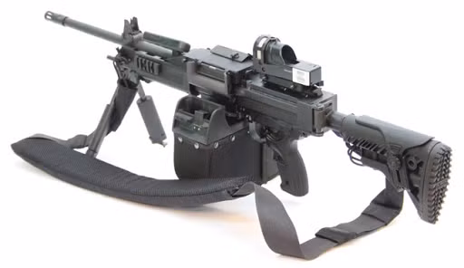 Còn đối với mẫu súng máy hạng nhẹ (LMG), Quân đội Ấn Độ cũng không thiết tha gì với mẫu LMC INSAS, mà mua súng máy Negev NG7 của Israel. Đầu tháng 2/2021, tờ India Today đưa tin, Ấn Độ đã nhận 6.000 khẩu Negev NG7, để trang bị cho các đơn vị sơn cước, giáp biên với Trung Quốc.