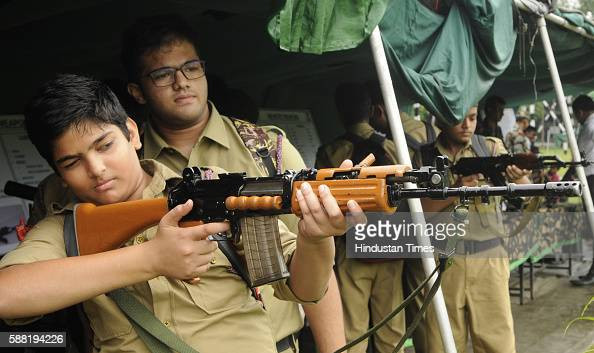 Tuy nhiên, khi đưa vào sử dụng đại trà, khẩu INSAS đã bộc lộ những điểm yếu, và không được binh lính Ấn Độ chấp nhận; chất lượng súng không đạt yêu cầu, thậm chí có những khẩu hỏng sau vài phát bắn, không có khả năng thực chiến và dễ bị hỏa lực đối phương chế áp.