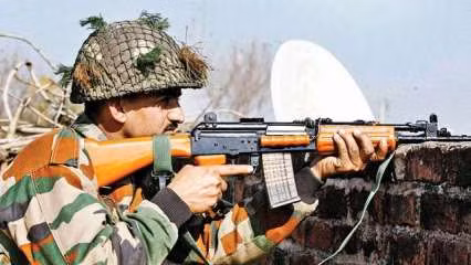 Chưa hết, thiết kế của INSAS sử dụng cỡ nòng 5,56 mm theo tiêu chuẩn NATO, khi sử dụng ở các khu vực có độ cao lớn, nòng súng sẽ nở rộng và biến dạng. Cùng với đó là trọng lượng đầu đạn nhẹ và không đủ động năng, nên hoạt động kém trong môi trường cao nguyên có không khí loãng.