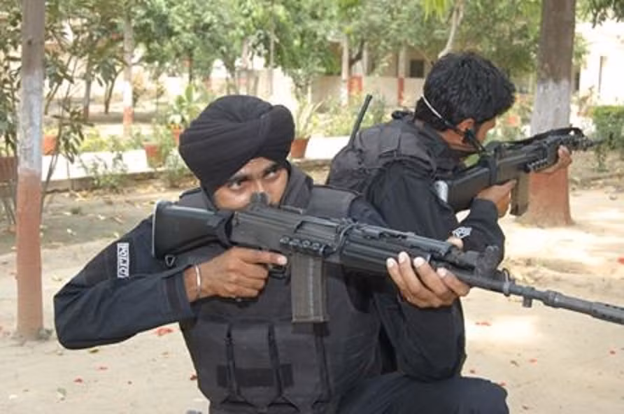 Ngoài ra, súng cũng không được thiết kế, để lắp súng phóng lựu dưới nòng, một thiết kế tiêu chuẩn của súng trường tiến công hiện đại; vì vậy binh lính Ấn Độ thiếu hỏa lực quan trọng, giữa tầm của lựu đạn cầm tay và súng cối.