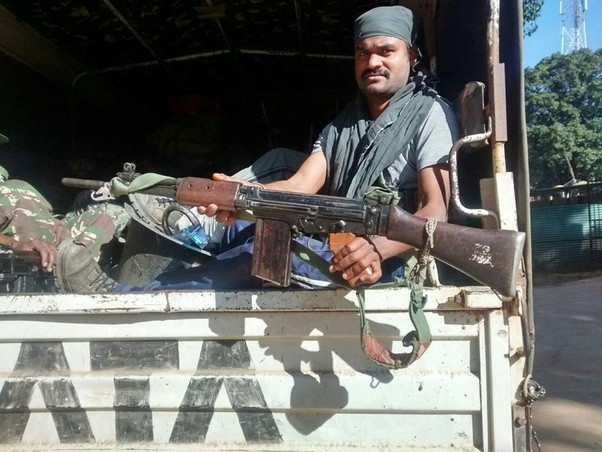 Sau khi giành được độc lập năm 1947, Quân đội Ấn Độ đã trang bị súng trường bán tự động L1A1. Đến năm 1980, Ấn Độ đã quyết định phát triển súng trường tiến công cỡ nòng 5,56 mm, để thay thế các loại súng trường L1A1 đã bị lạc hậu.