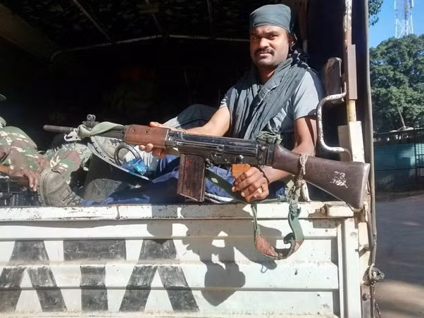 Sau khi giành được độc lập năm 1947, Quân đội Ấn Độ đã trang bị súng trường bán tự động L1A1. Đến năm 1980, Ấn Độ đã quyết định phát triển súng trường tiến công cỡ nòng 5,56 mm, để thay thế các loại súng trường L1A1 đã bị lạc hậu.