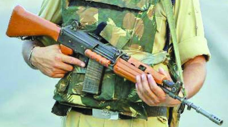 Súng không có ray Picatinny để lắp các phụ kiện như kính ngắm, đèn pin; thậm chí trong tư duy của các nhà thiết kế INSAS, súng còn không có kính ngắm, mà chỉ có bộ phận ngắm thông thường; điều này đi ngược lại hoàn toàn của một súng trường tiến công hiện đại.