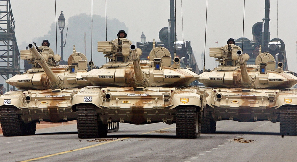 Chỉ nhìn vào những con số, chúng ta có thể thấy sự phụ thuộc của Ấn Độ vào xe tăng Nga lớn như thế nào, 2000 xe tăng Ajeya (phiên bản nội địa hóa T-72 của Liên Xô); 1.500 xe tăng T-90S của Nga. Trong khi đó chỉ có 240 xe tăng Arjun do Ấn Độ tự phát triển và sản xuất.