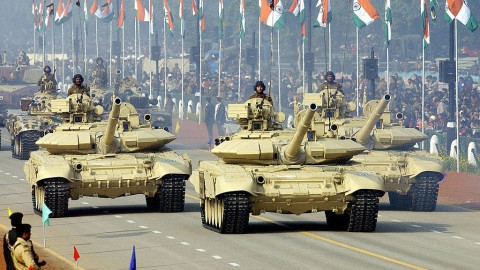 Nhưng trong lĩnh vực xe tăng, Ấn Độ không có nơi nào để “bấu víu”. Bởi vì Bộ Quốc phòng Ấn Độ không có lựa chọn nào khác ngoài việc mua thiết bị của Nga. Điều này không chỉ bởi giá cả, chất lượng mà còn là chính sách ưu đãi, chuyển giao công nghệ của Nga cho Ấn Độ.