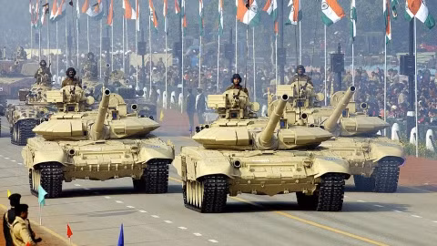 Nhưng trong lĩnh vực xe tăng, Ấn Độ không có nơi nào để “bấu víu”. Bởi vì Bộ Quốc phòng Ấn Độ không có lựa chọn nào khác ngoài việc mua thiết bị của Nga. Điều này không chỉ bởi giá cả, chất lượng mà còn là chính sách ưu đãi, chuyển giao công nghệ của Nga cho Ấn Độ.