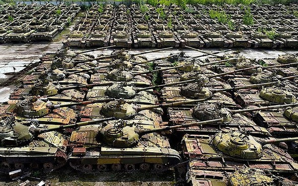 Những nỗ lực đó được tiếp tục khi quân đội Nga thừa hưởng phần lớn kho xe tăng của Liên Xô, bao gồm cả những chiếc xe tăng chủ lực T-80 do nhà máy Omsktransmash sản xuất và xe tăng T-72 do Uralvagonzavod chế tạo.