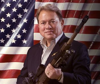 Phòng thiết kế vũ khí của Barrett là chiếc …bàn bếp, Barrett vẽ thiết kế ba chiều một khẩu súng bắn tỉa, sử dụng đạn .50 BMG, và cách thức hoạt động của khẩu súng; sau đó đưa bản vẽ cho các thợ cơ khí ở địa phương chế tạo.