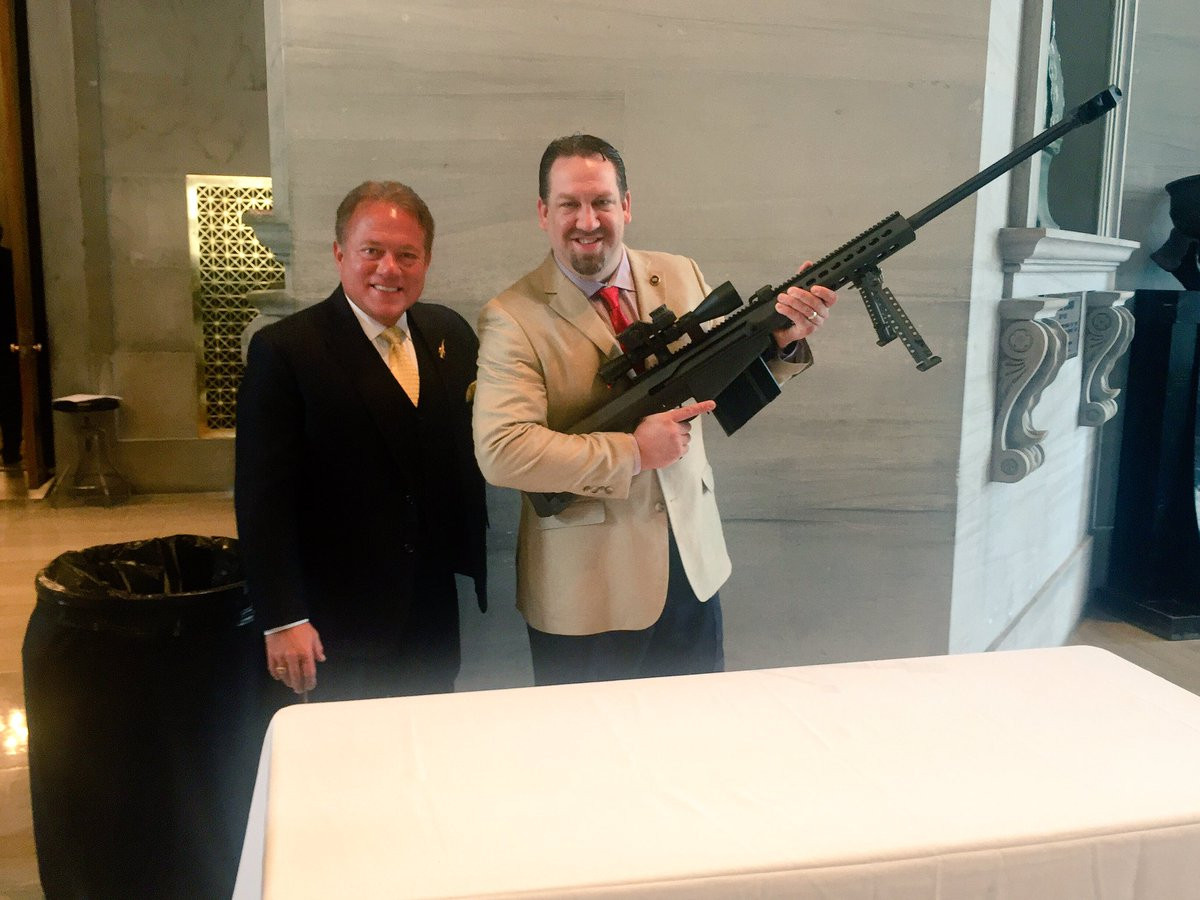 Tuy nhiên, không ai quan tâm đến Barrett và bản thiết kế súng của ông. Nhiều người từ chối giúp Barrett, bởi họ cho rằng, nếu một khẩu súng trường bắn tỉa dùng đạn 12,7 ly mà có nhiều ưu điểm, nó hẳn đã được phát triển từ lâu.