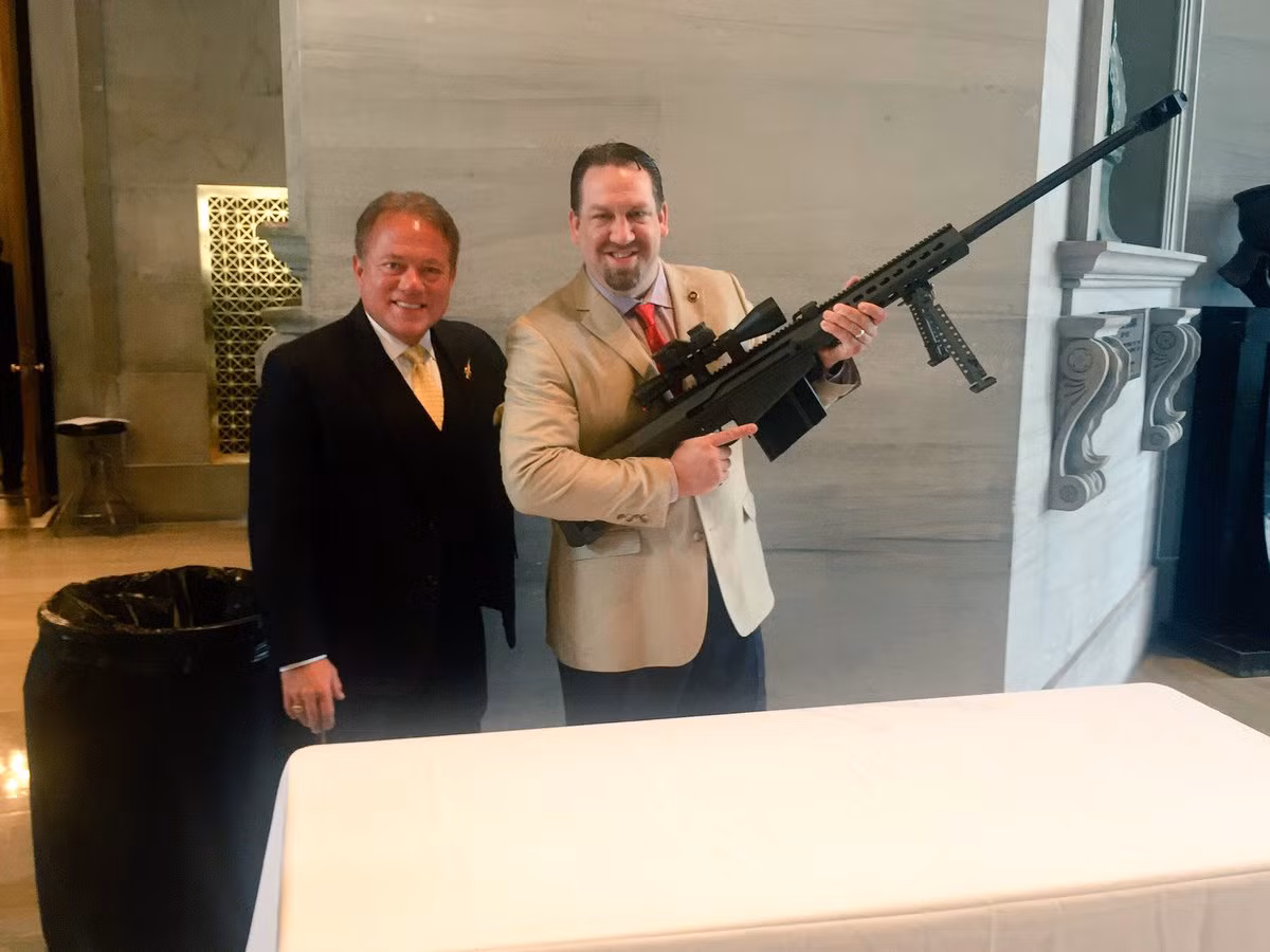 Tuy nhiên, không ai quan tâm đến Barrett và bản thiết kế súng của ông. Nhiều người từ chối giúp Barrett, bởi họ cho rằng, nếu một khẩu súng trường bắn tỉa dùng đạn 12,7 ly mà có nhiều ưu điểm, nó hẳn đã được phát triển từ lâu.