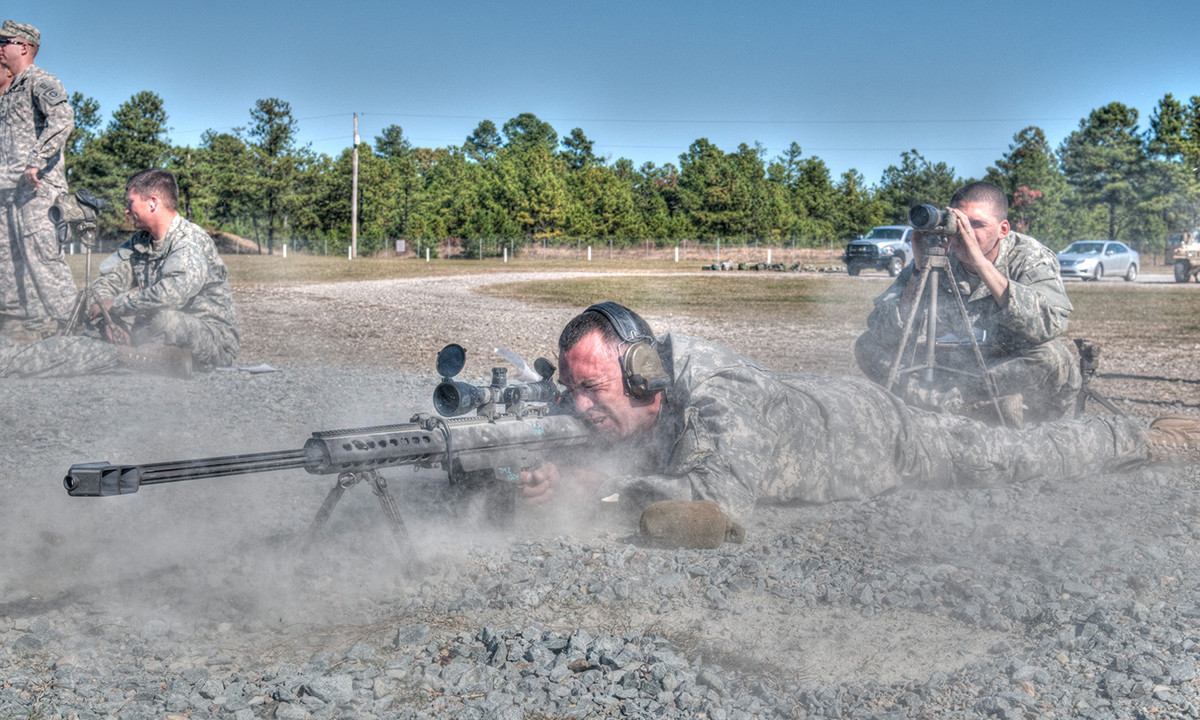 Barrett .50 BMG là súng trường bắn tỉa bán tự động, sử dụng hộp tiếp đạn 10 viên, nòng súng có thể thụt lùi về sau khi bắn. Súng sử dụng phương pháp lên đạn bằng trích khí ngắn, khóa nòng xoay.