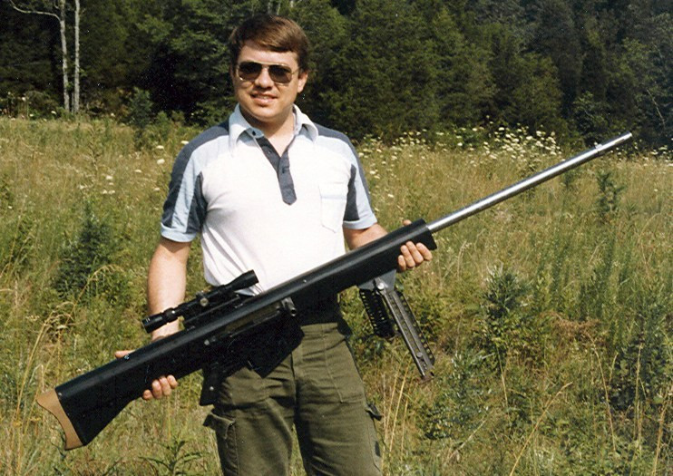 Barrett không có kinh nghiệm gì về thiết kế, hay được huấn luyện về súng đạn. Ông cũng chưa từng theo học bộ môn khoa học kỹ thuật nào, thậm chí còn không vào đại học. Sau khi tốt nghiệp trường trung học Murfreesboro, Barrett bắt đầu mở một hiệu ảnh.