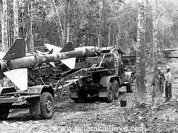 Miền Bắc khi đó bị máy bay Mỹ đánh phá suốt ngày đêm, cầu cống đường sá bị hư hại nặng nề. Việc cơ động 1 trung đoàn tên lửa gồm 5 tiểu đoàn hỏa lực, 1 tiểu đoàn radar, 9 đại đội pháo cao xạ và mấy trăm xe khí tài cồng kềnh, nặng nề từ Hải Phòng vào Vĩnh Linh là cực kỳ khó khăn. 