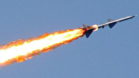 Hai quả tên lửa SAM-2 bay lên, sau ánh chớp, màn hình ra-đa hiện ra những đốm sáng tung tóe. Mấy phút sau, đài quan sát mặt trận thông báo: “B-52 bốc cháy, lao xuống biển”.