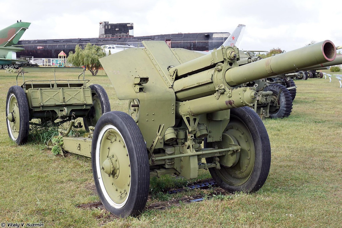 Lựu pháo xe kéo M-30 122mm được phát triển từ cuối những năm 1930 và sử dụng hiệu quả trong cuộc Chiến tranh Vệ quốc của Liên Xô thập niên 1940. Cho tới ngày nay, Việt Nam vẫn còn duy trì loại pháo này trong biên chế như là loại pháo danh dự cho các lễ kể niệm lớn bởi tính sang trọng và nét đẹp riêng của khẩu pháo.