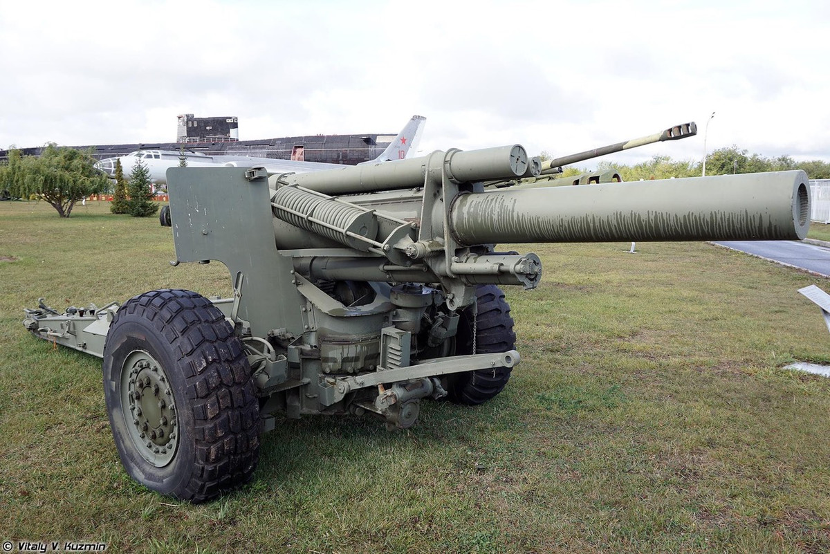 Không chỉ là các loại pháo của Nga, bảo tàng cũng trưng bày mẫu lựu pháo M-114 155mm mạnh mẽ của Mỹ, đối thủ số 1 của Liên Xô trong Chiến tranh Lạnh. Khẩu pháo có ưu điểm là hoả lực rất mạnh tuy nhiên lại có tốc độ bắn khá chậm và kíp vận hành nhiều người.