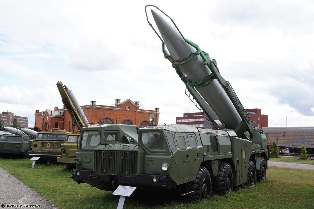 Tổ hợp tên lửa đạn đạo chiến thuật 9K72 Elbrus hay còn được biết đến nhiều hơn với định danh NATO là tổ hợp Scud-B nổi tiếng. Tổ hợp chính thức phục vụ từ năm 1964 và vẫn còn trong biên chế nhiều nước cho tới nay, tầm bắn tối đa 300km. Nguồn ảnh: Vitaly.