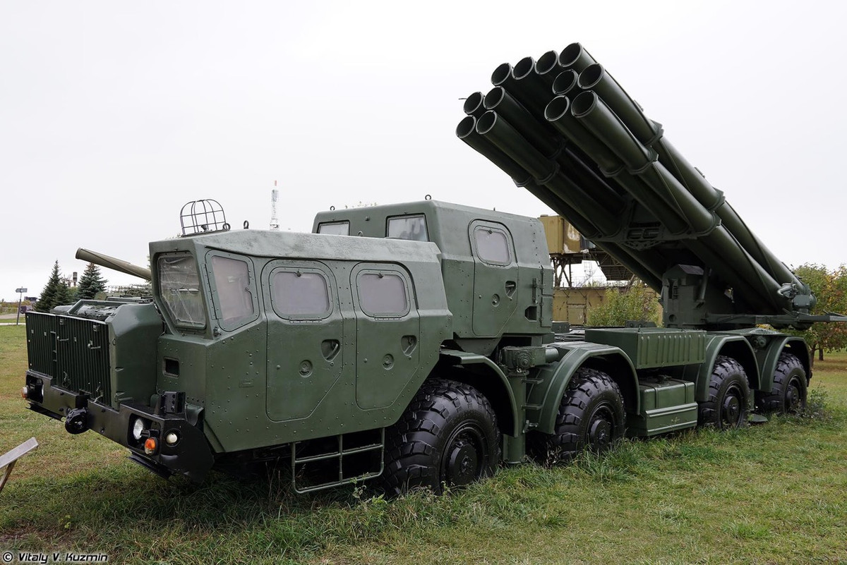 Pháo phản lực BM-30 Smerch là một trong những mẫu pháo phản lực mạnh mẽ nhất Liên Xô từng chế tạo, hiện nay vẫn phục vụ vô cùng tích cực trong quân đội Nga. Pháo sử dụng 12 ống phóng rocket cỡ 300mm, tầm bắn tối đa tới 90km. Hệ thống được đặt trên khung gầm xe việt dã MAZ-543