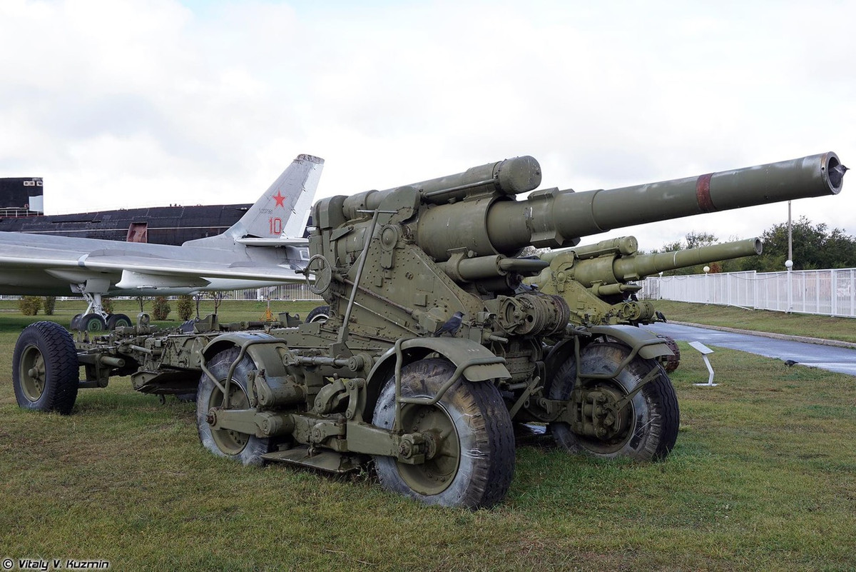 Pháo xe kéo hạng nặng B-4M (M-1931) cỡ nòng 203mm. Đây là loại pháo có thiết kế khá độc khi được đặt trên khung bệ bánh xích hoặc bánh lốp, sản xuất từ năm 1932 cho đến những năm 1940 với số lượng chỉ dưới 1.000 khẩu. Do đó, đây là một trong những hiện vật hiếm còn sót lại.