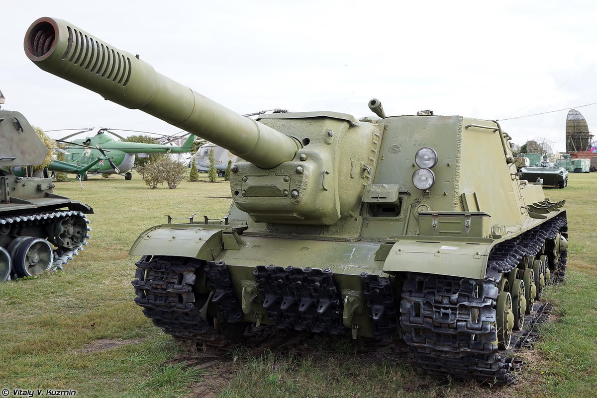 Mẫu pháo tự hành cực khủng ISU-152M được Liên Xô sử dụng từ những năm Chiến tranh thế giới thứ 2 cho đến tận thập niên 1970 mới loại khỏi biên chế. Pháo đặt trên khung gầm bánh xích và có thiết kế cổ điển với việc pháo chính được đặt lùi lên phía trước xe và không có tháp pháo có thể xoay chuyển, đây là thiết kế điển hình của pháo tự hành trong Thế chiến 2.