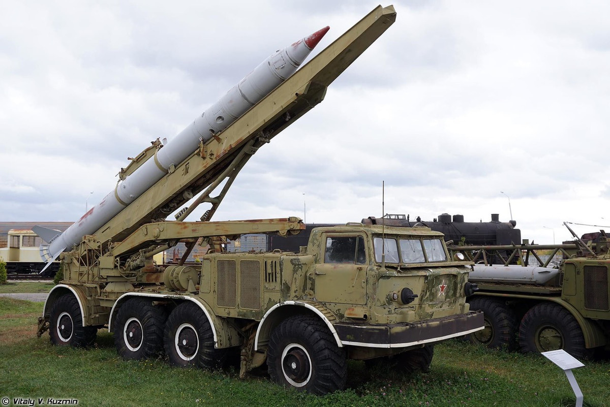 Tổ hợp tên lửa đạn đạo chiến thuật 9K52 Luna-M do Liên Xô chế tạo, tầm bắn tối đa tên lửa chỉ 70km và tốc độ tốc đa đạt Mach 3. Trọng lượng đầu đạn 550kg và đặt trên khung gầm xe việt dã Zil-135 8x8