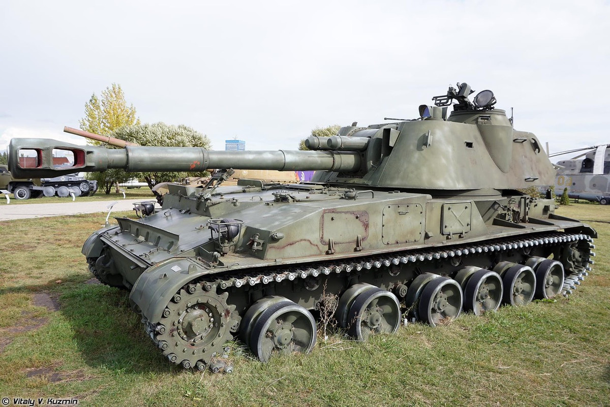 Rất nhiều các loại pháo tự hành hiện đã và đang trong biên chế lực lượng Lục quân Xô Viết trước đây hay thậm chí là Lục quân Nga hiện nay đều có mặt đầy đủ tại bảo tàng Tolyatti. Ảnh: Pháo tự hành 2S3 Akatsiya.